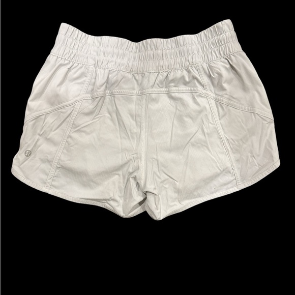 Lululemon Track That lined short 2.5 inch white size 8 - Picture 2 of 2